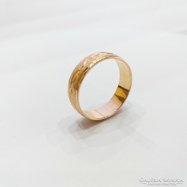 14 Carats, 4.98g. Red gold wedding ring with wavy pattern (no. 23/52)