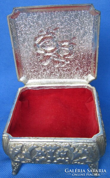 Metal jewelry box, 5.3 cm high, 7.5 x 7.5 cm.