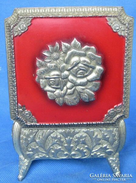 Metal jewelry box, 5.3 cm high, 7.5 x 7.5 cm.