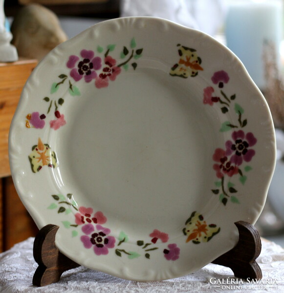 Zsolnay pillangós szendvicses tányér, vajszín alapon kézi festett