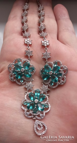 Beautiful blue rhinestone necklace.