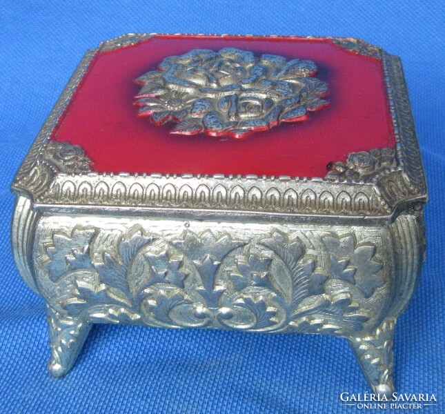 Metal jewelry box, 5.3 cm high, 7.5 x 7.5 cm.