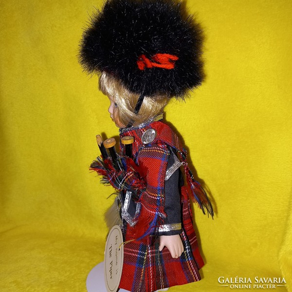 "The Piper " ,Leonardo Kollekció, skót népviseletben, porcelán baba..Vintage baba