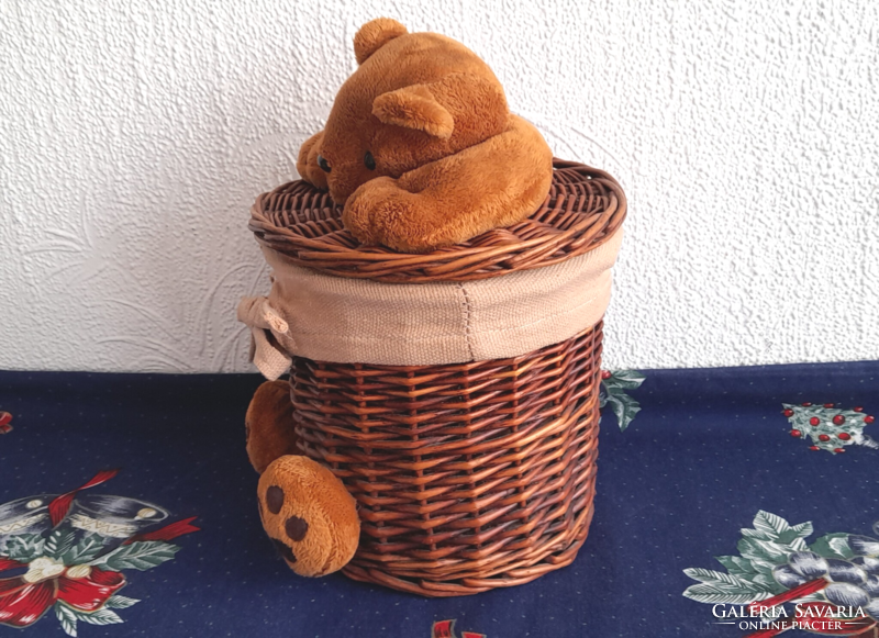 Wicker basket/storage bear with roof