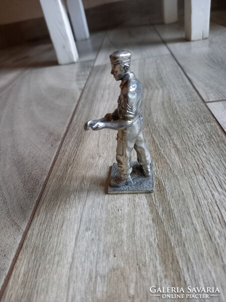Csodás régi ezüstözött ón szobor: katona (9,5 cm)