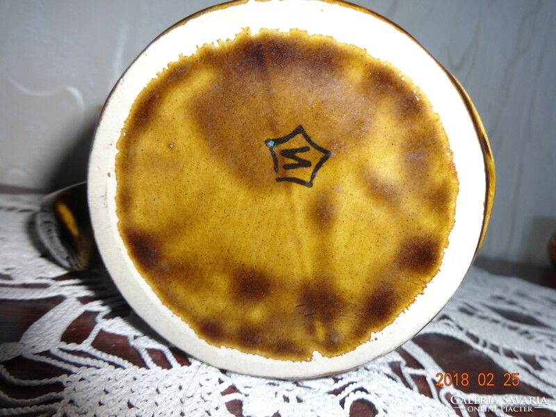 Istennő-fej formájú barna sörös (vagy kávés/teás) kerámia korsó