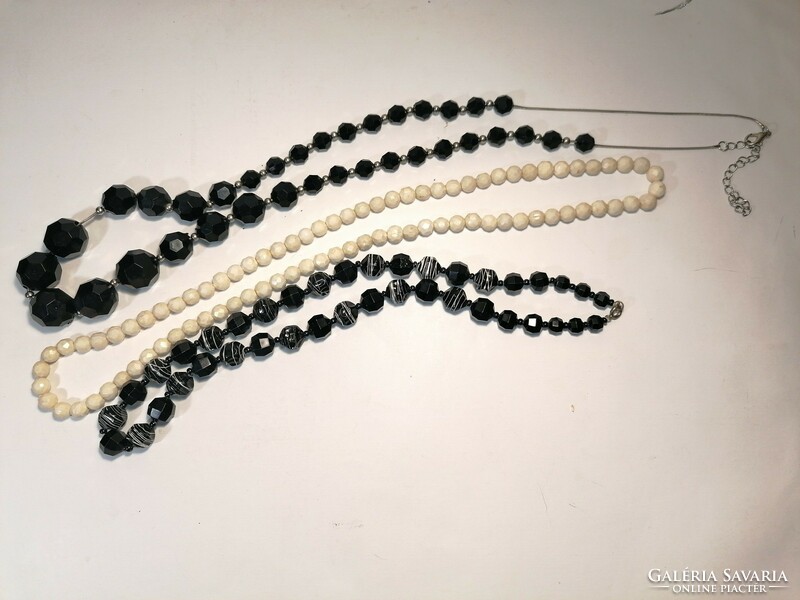 Black and white beads (1017)