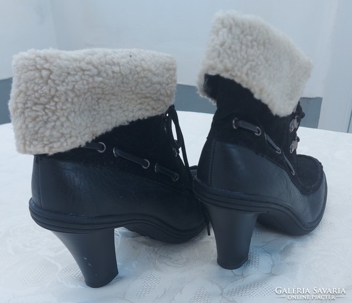 Women's high-heeled lace-up ankle boots with fur trim and lining