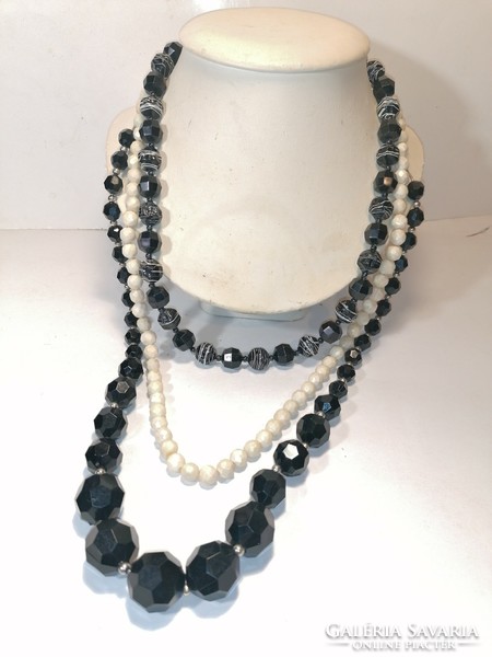 Black and white beads (1017)