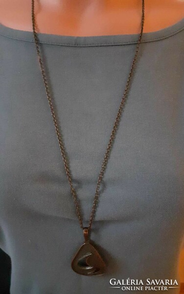 Long, retro necklace made of 