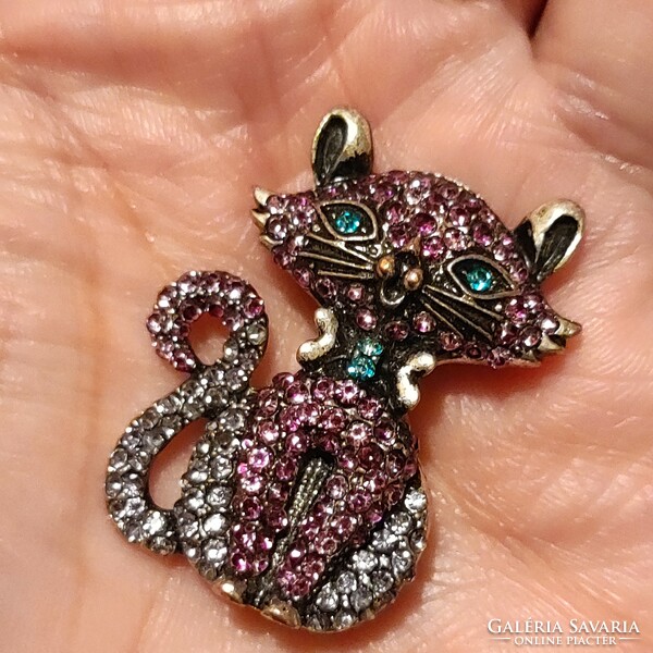 Cute cat brooch with crystals