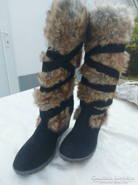 Women's warm boots with raised soles, decorated with fur and straps.