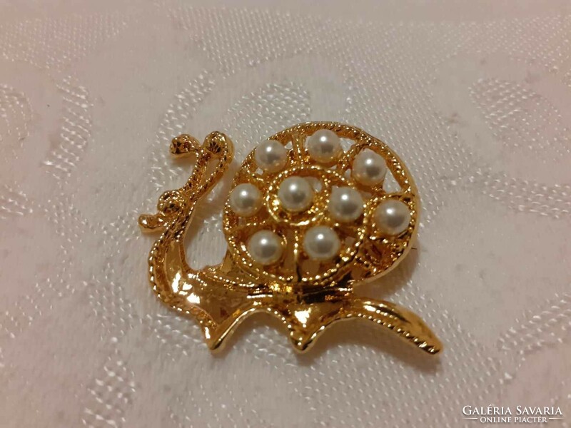 Cute snail-shaped brooch decorated with tekla