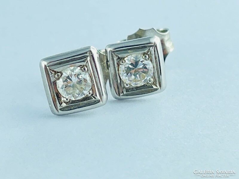 14K fehérarany fülbevaló pár, 2 db, cca 0,22ct-os briliáns csiszolású természetes gyémánttal