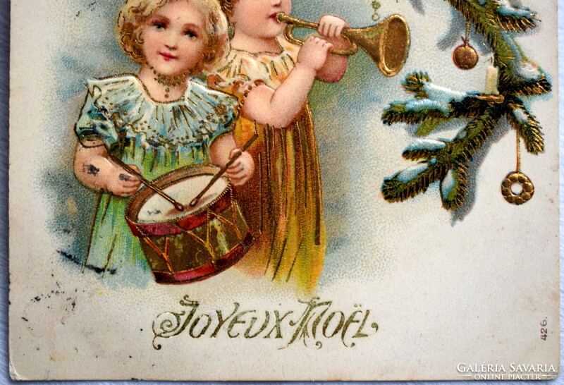 Antik dombornyomott Karácsonyi üdvözlő képeslap - zenélő gyerekek és angyalkák karácsonyfaág 1906ból