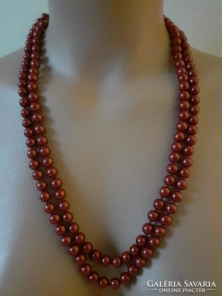 A long string of glass tekla beads