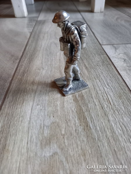 Csodás ezüstözött ón katona: világháborús aknász (9 cm)