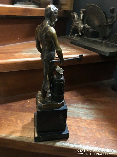 Bronz szobor, 18 cm-es magasságú, gyűjtőknek kiváló.XIX. század vége, kovács