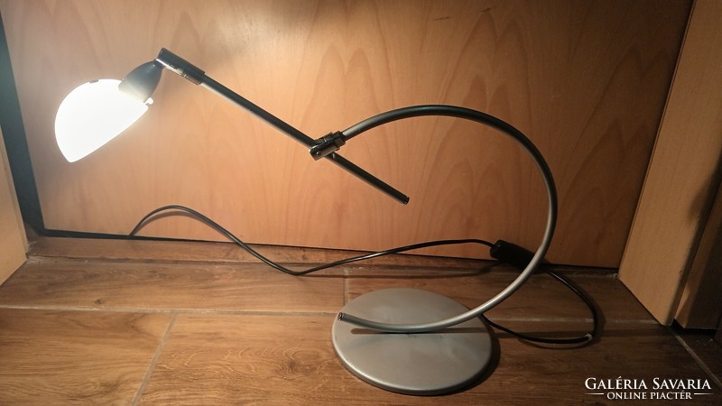 Modern design asztali lámpa. Alkudható.