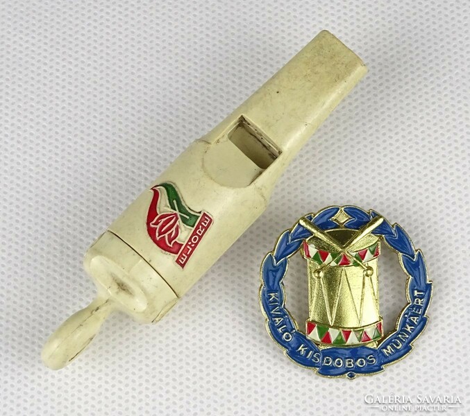 1P463 retro snare badge and whistle