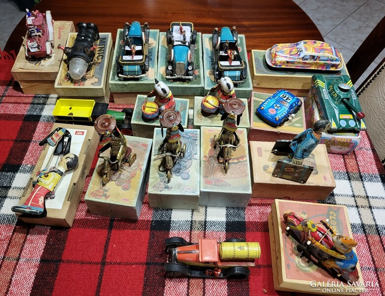 Disc vehicle and figure collection