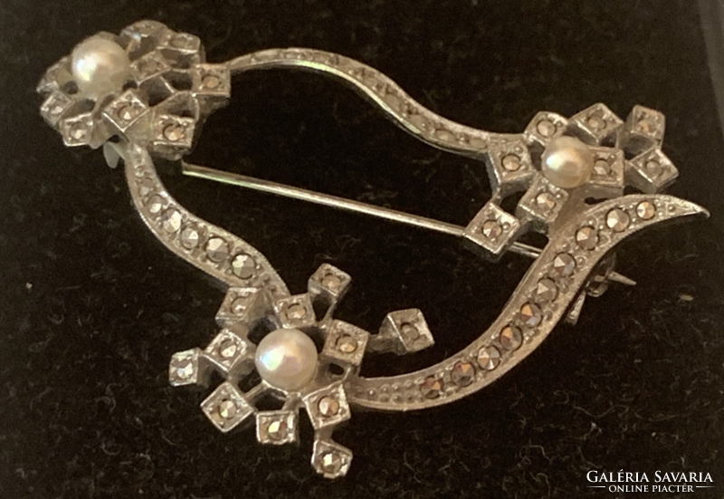 Silver brooch with cultured pearls and marcasite