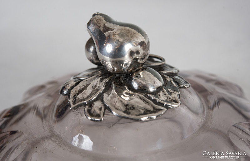 Lila üvegű dísztál ezüst gyümölcs alakú fogóval