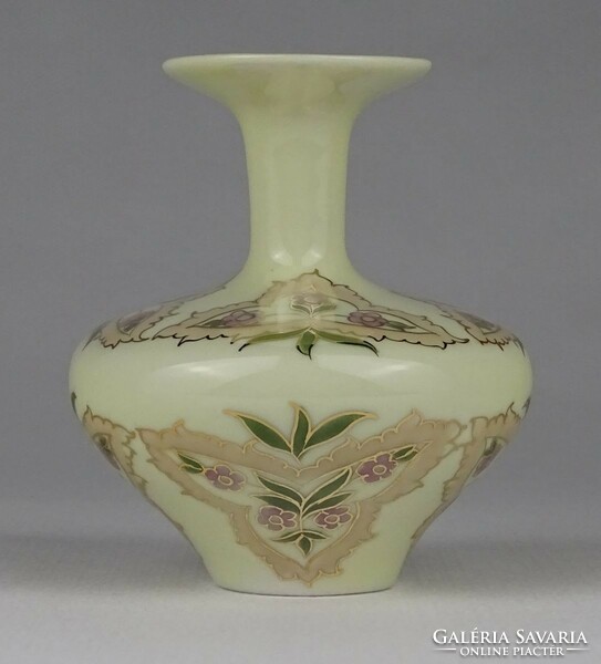 1P545 Vajszínű Zsolnay porcelán virágos váza 8 cm