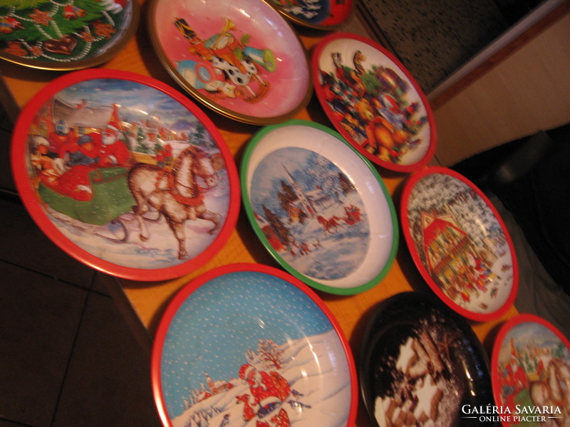 Metal cookie serving bowls with a retro Christmas nostalgia pattern