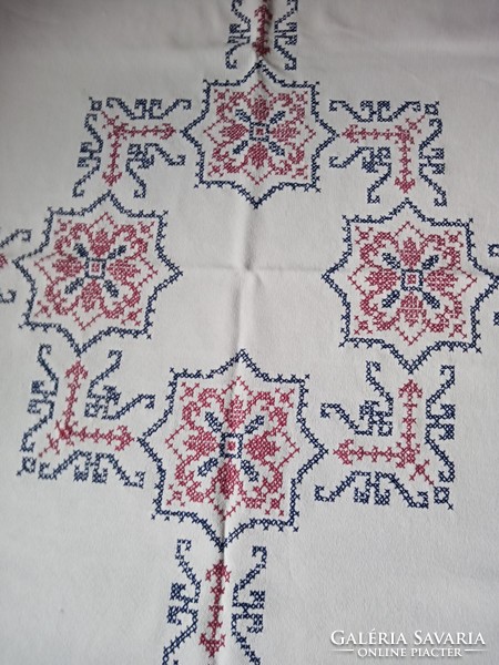 112×125 Cm blue-red cross stitch tablecloth.