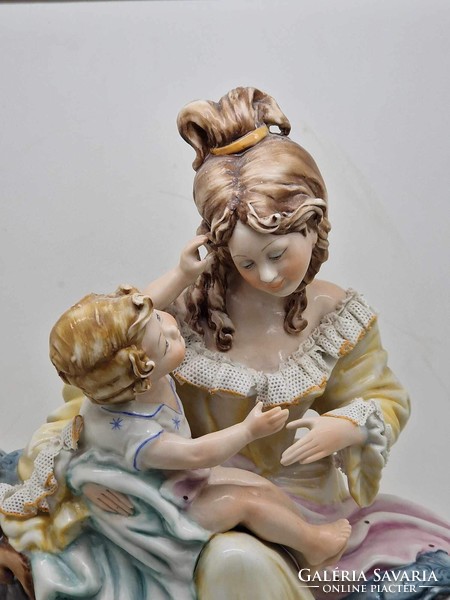 Capodimonte olasz porcelán hölgy babájával Viertosca 26.5cm