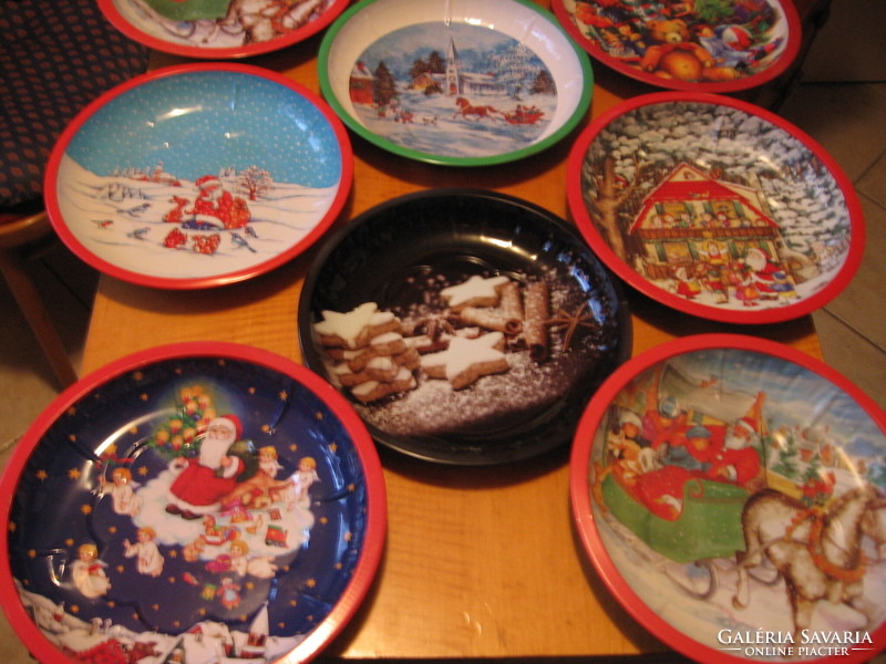 Metal cookie serving bowls with a retro Christmas nostalgia pattern