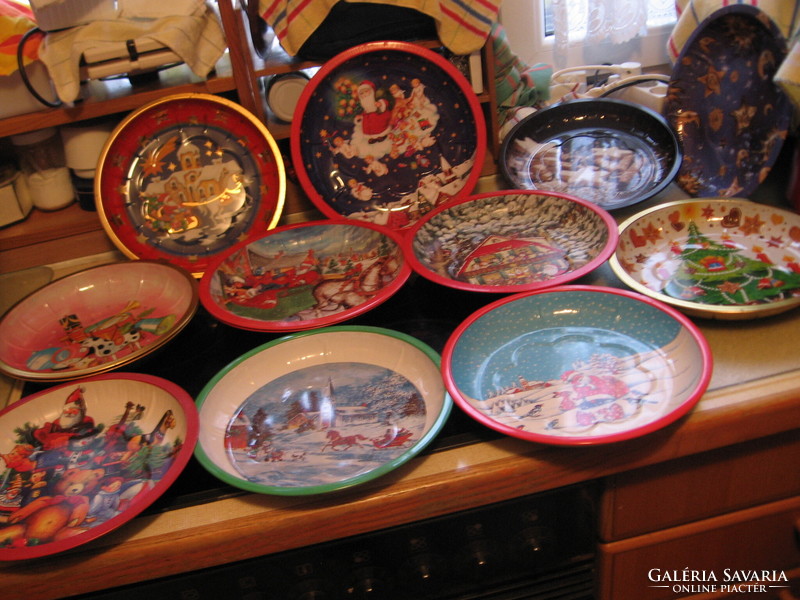 Metal cookie serving bowls with a retro Christmas nostalgia pattern