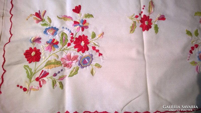 Small tablecloth embroidered with flower patterns - beautiful work, also great as a gift 70 x 70 cm