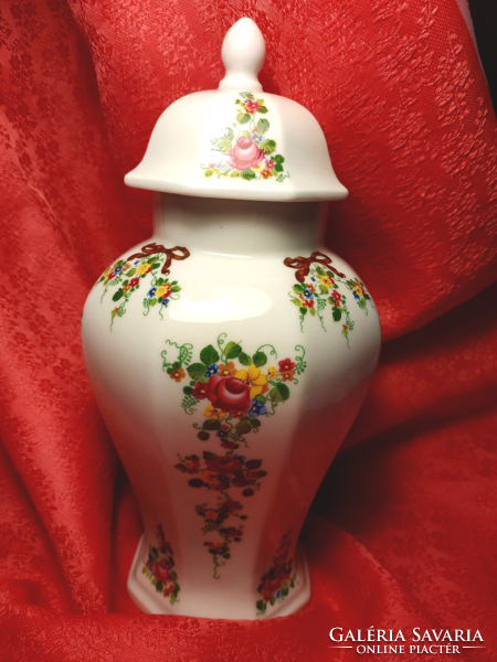 Lichte porcelán urnaváza, fedeles váza