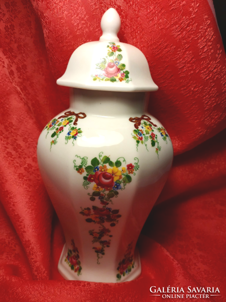 Lichte porcelain urn vase with lid