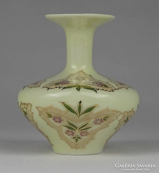 1P545 Vajszínű Zsolnay porcelán virágos váza 8 cm