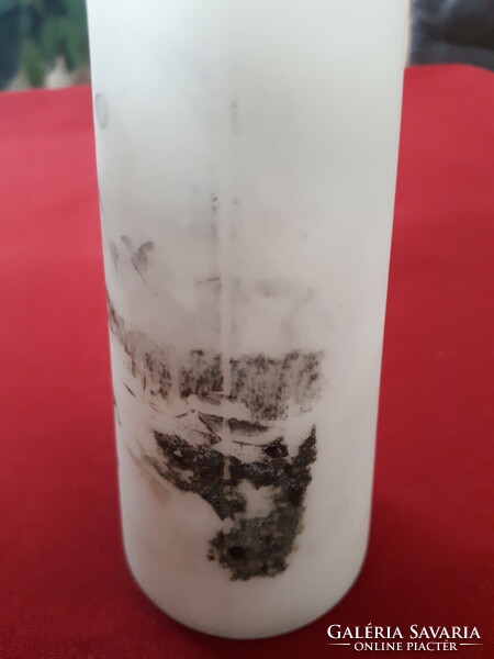 Kicsi alabástrom váza elmosódott tájképpel