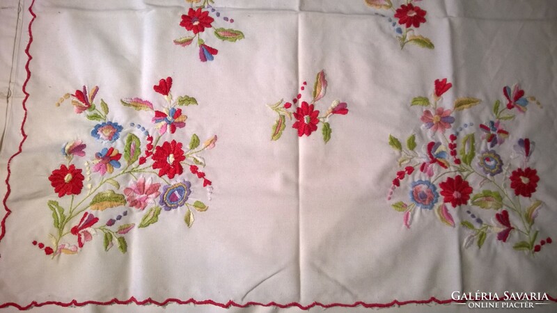Small tablecloth embroidered with flower patterns - beautiful work, also great as a gift 70 x 70 cm