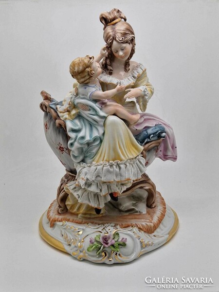 Capodimonte olasz porcelán hölgy babájával Viertosca 26.5cm