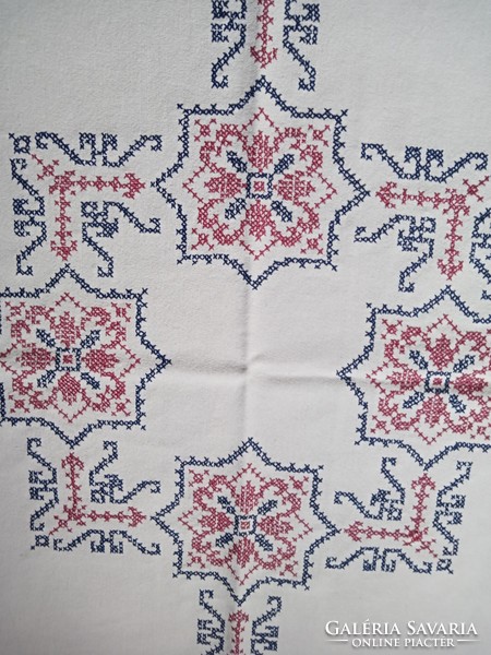 112×125 Cm blue-red cross stitch tablecloth.