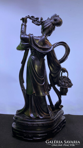 Távol-Keleti gésa szobor