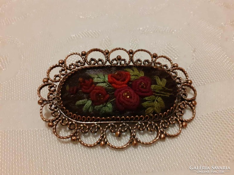 Brooch embroidered with a special technique