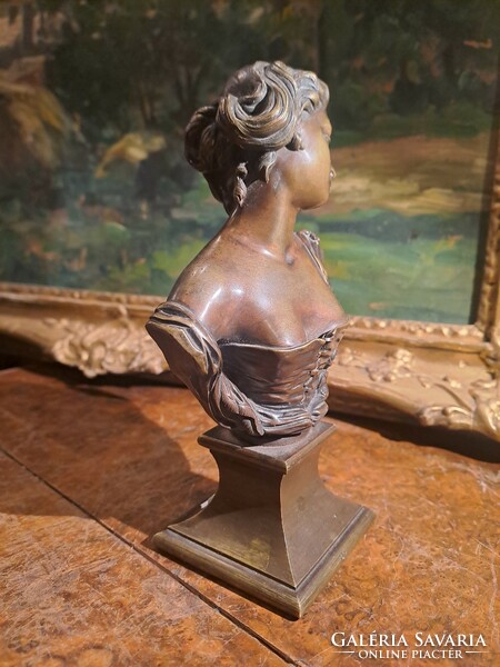 Bronze bust of a young lady. 19th century