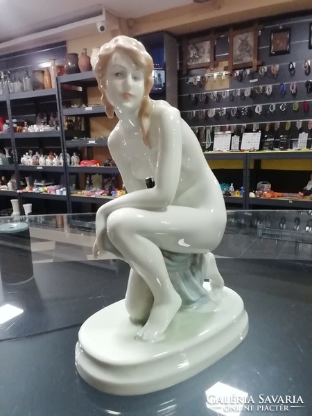 Zsolnay kneeling female nude