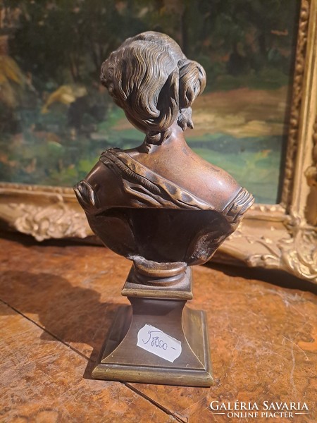 Bronze bust of a young lady. 19th century