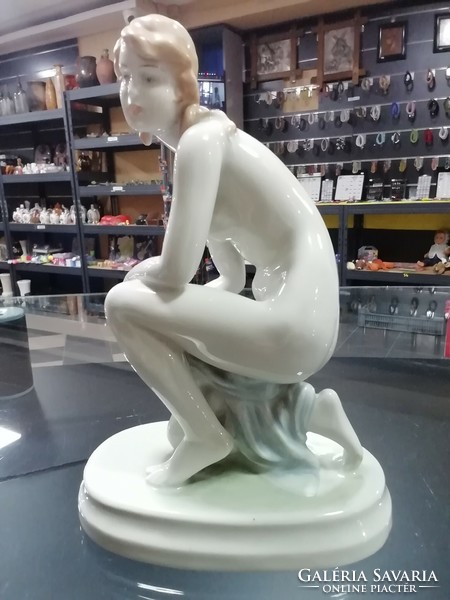 Zsolnay kneeling female nude