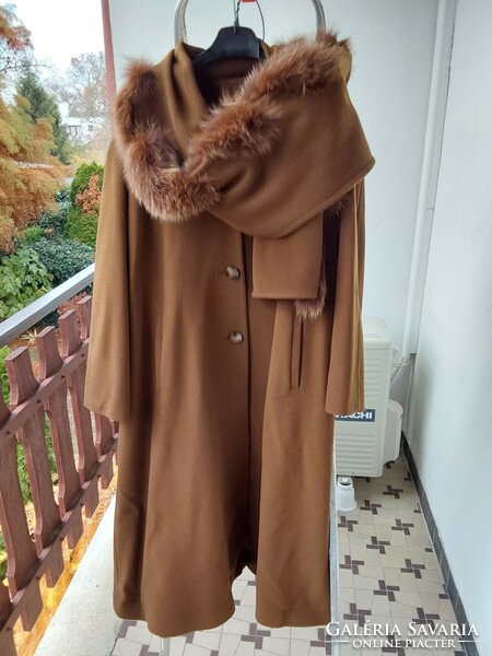 Elegáns, hosszú kakaóbarna női kabát szőőrmedíszítéssel