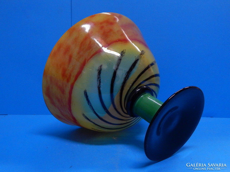 Színpompás muránói üveg kináló kis javítással a peremén