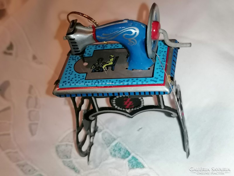 Dollhouse decoration, metal sewing machine model 68.